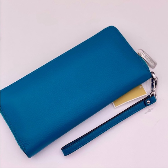 Michael Kors Large
Continental Wallet
Wristlet Lagoon - Picture 9 of 11
